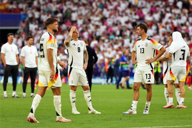 Deutschlands Spieler Niclas Füllkrug (l-r), Toni Kroos und Thomas Müller reagieren nach dem verlorenen Spiel und dem EM-Aus.