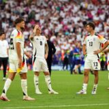 Deutschlands Spieler Niclas Füllkrug (l-r), Toni Kroos und Thomas Müller reagieren nach dem verlorenen Spiel und dem EM-Aus.