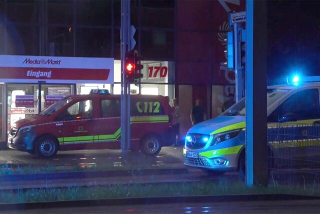 Ein Polizei- und Feuerwehrwagen stehen nach einem Unfall in Dortmund am Einsatzort.