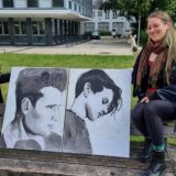 Die Schülerinnen Leonie Hofmann und Julia-Sophia Matena (l.) aus Recklinghausen rahmen Porträts der Geschwister Scholl von der Widerstandsgruppe „Die weiße Rose“.