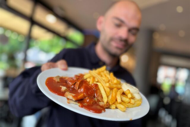 Neben der normalen Currywurst gibt es in der „Wurscht Factory“ in der Altstadt auch eine vegetarische Variante. Wir haben sie getestet.