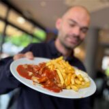 Neben der normalen Currywurst gibt es in der „Wurscht Factory“ in der Altstadt auch eine vegetarische Variante. Wir haben sie getestet.