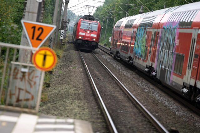 Zwei Züge der Deutschen Bahn.