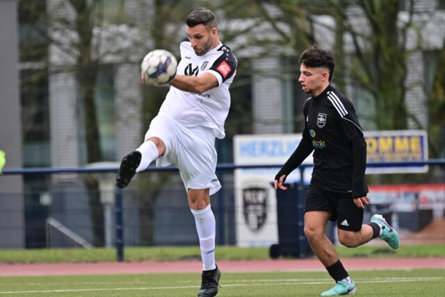 Anfang des Jahres trafen sie im Test aufeinander: FC Marl II mit Siad Remmo (l.) und Fenerbahce Marl mit Duha Akcacik. Demnächst kommt es zum Derby in der Kreisliga A2.