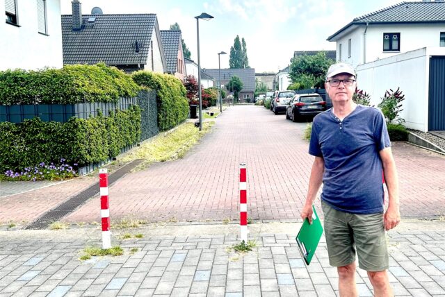 Anwohner Uli Rode vor einer baumlosen Straße auf der Maybacher Heide in Recklinghausen.