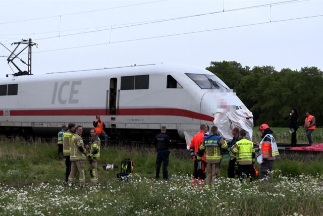 An diesem Bahnübergang ist am Sonntagabend, 7. Juli, ein Radfahrer von einem ICE erfasst worden. Der Mann ist gestorben.