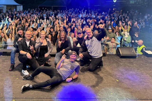 Seven Cent rockte auf der Bühne beim Eriner Beben ab. Viele Menschen feierten die Coverband.