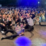 Seven Cent rockte auf der Bühne beim Eriner Beben ab. Viele Menschen feierten die Coverband.