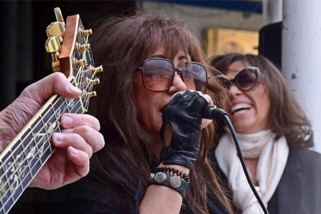 Die Band Cookies Friends spielt ein Konzert bei Sommer am See 2024 in Haltern am See.