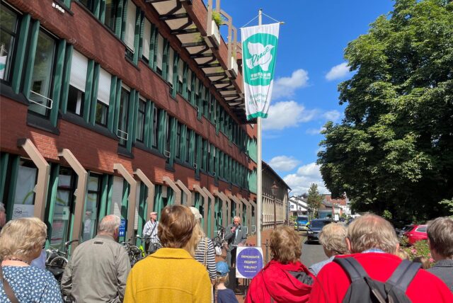 Friedensflagge wird vor dem Rathaus in Haltern gehisst.