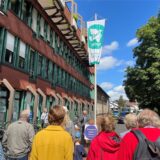 Friedensflagge wird vor dem Rathaus in Haltern gehisst.