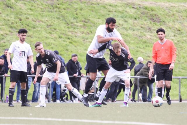 SC Marl-Hamm (graues Trikot) und Fenerbahce Marl lieferten sich in der abgelaufenen Saison heißt Duell um den Titel in der Kreisliga B2. Aufgestiegen sind am Ende beide direkt. Das gibt es in der neuen Saison nicht.