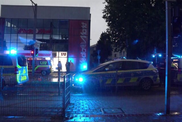 Polizeifahrzeuge am Abend des Unfalls an der Evinger Straße.