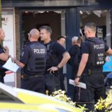 Einsatzkräfte der Feuerwehr und Polizei suchen in der Innenstadt von Solingen nach der Ursache für ein lautes Knallgeräusch und eine Rauchwolke.