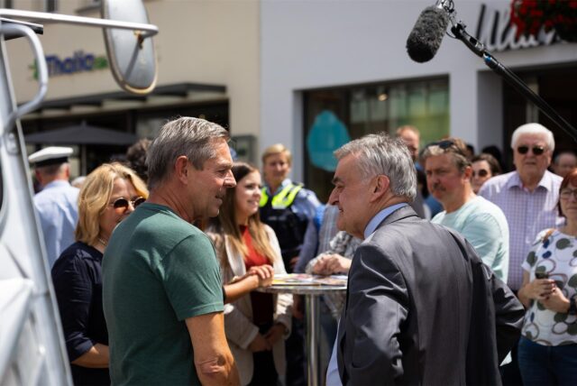 Viele Bürgerinnen und Bürger kamen am Montagnachmittag auf dem Dorstener Marktplatz mit NRW-Innenminister Herbert Reul ins Gespräch.