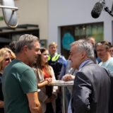 Viele Bürgerinnen und Bürger kamen am Montagnachmittag auf dem Dorstener Marktplatz mit NRW-Innenminister Herbert Reul ins Gespräch.