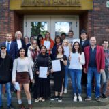 In diesem Jahr können sich 17 junge Frauen und Männer über den ersten Schulabschluss und den mittleren Schulabschluss an der VHS in Oer-Erkenschwick freuen.