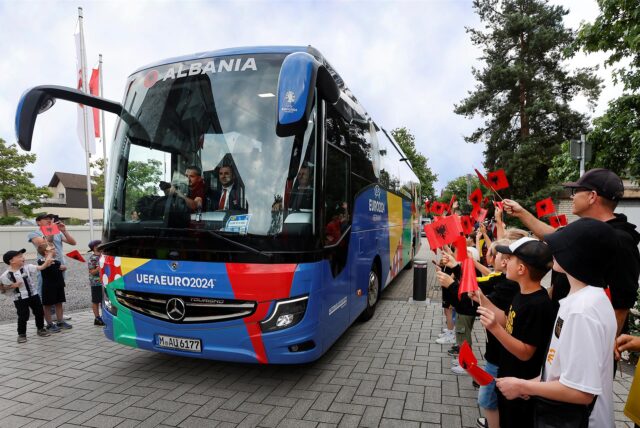 Der Bus der albanischen Nationalmannschaft wird in Kamen begrüßt.