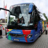 Der Bus der albanischen Nationalmannschaft wird in Kamen begrüßt.