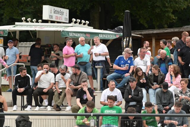 Ordentlich besucht war der erste Tag der Stadtmeisterschaft beim FC 26, die der stellvertretende Bürgermeister Hannes Kemper und der SSV-Vorsitzende Peter Duscha am Montagabend eröffneten.