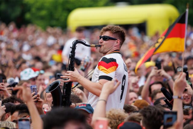 Der Saxophonist André Schnura spielt beim Fanfest in der Fanzone Dortmund. (Archiv)