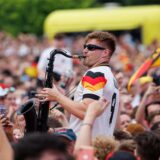 Der Saxophonist André Schnura spielt beim Fanfest in der Fanzone Dortmund. (Archiv)