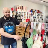 Abbas Ayad steht in seinem Ladenlokal in der Hertener Innenstadt und richtet einen Verkaufsstand mit Handtaschen her.