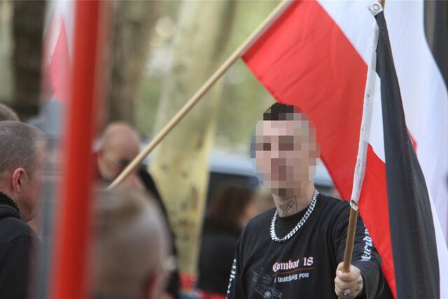 Robin S. ist ein bekannter Neonazi. Die Montage zeigt zudem das Cover der Reportage „Weisse Wölfe“ der Publizisten Jan Feindt und David Schraven über rechten Terror.