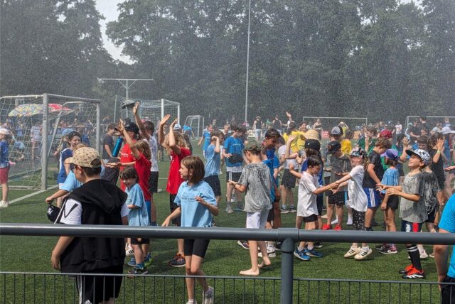 Kinder im Regen