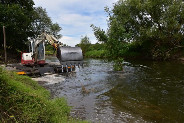 Ein Schwimmbagger auf der Lippe im Einsatz