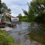 Ein Schwimmbagger auf der Lippe im Einsatz
