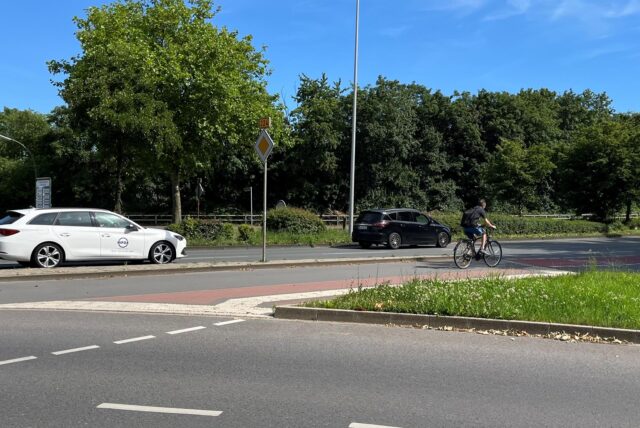 B224 in Dorsten: Fahrradfahrer überquert eine viel befahrene Einmündung
