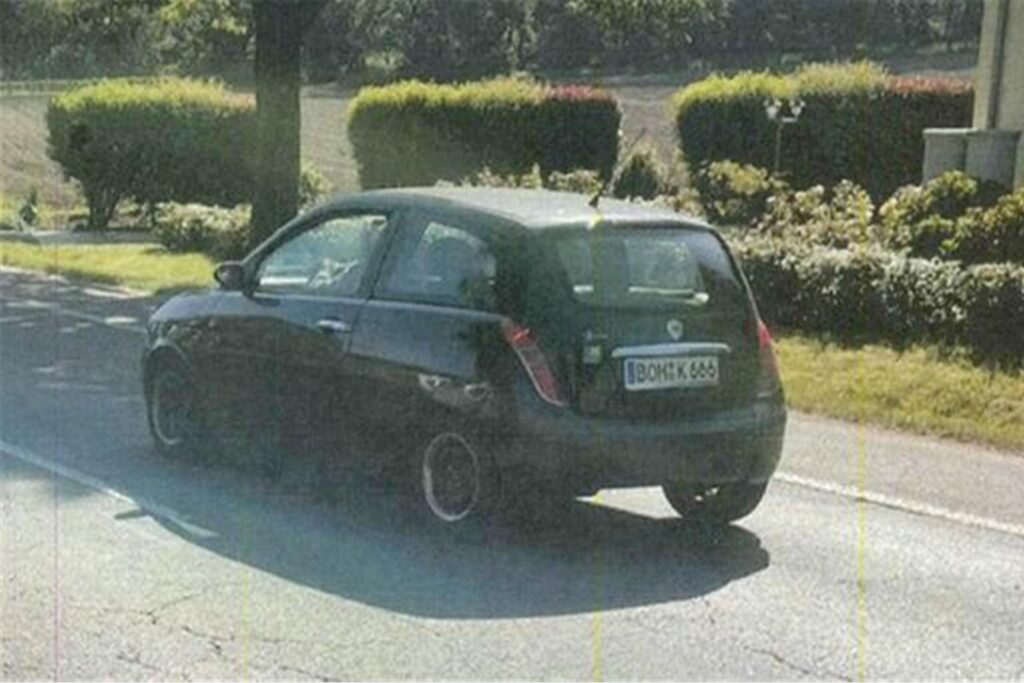 Von der Polizei gesucht: Dieser blaue Lancia mit dem Kennzeichen BOH-K 666.