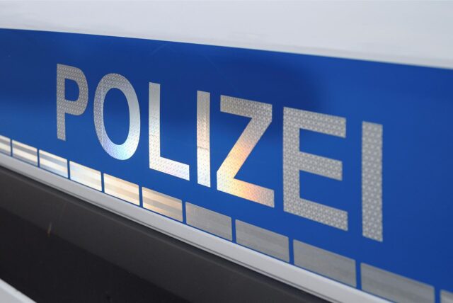 Seitentür eines Streifenwagens der Polizei.