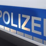 Seitentür eines Streifenwagens der Polizei.