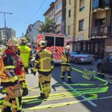 Einsatzkräfte der Feuerwehr und Polizei suchen in der Innenstadt von Solingen nach der Ursache für ein lautes Knallgeräusch und eine Rauchwolke.