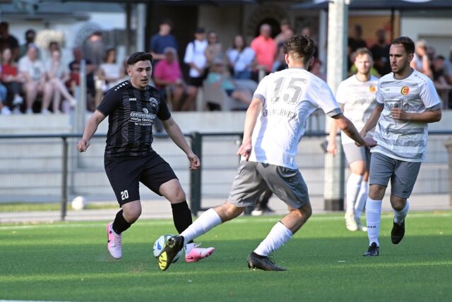 Serkan Kalkan (l.) und der FC 26 Erkenschwick sind mit einem verdienten Sieg gegen die Spvgg. Erkenschwick II ins Turnier gestartet.