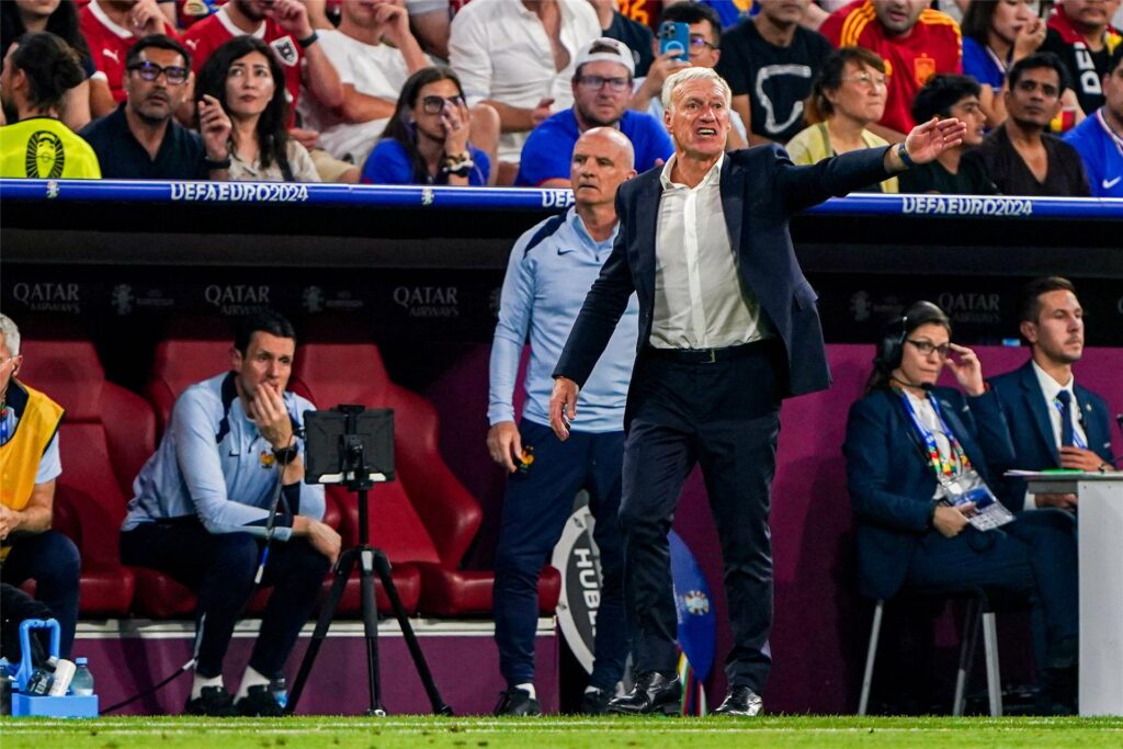 Der französische Trainer Didier Deschamps gibt mit dem linken Arm Anweisungen. Der französische Trainer Didier Deschamps gibt mit dem linken Arm Anweisungen.
