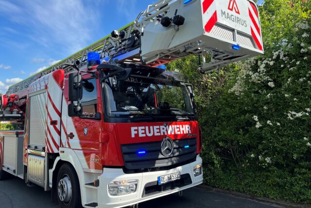 Ein Feuerwehr-Einsatzfahrzeug mit Drehleiter