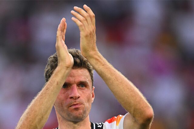 Fußballer Thomas Müller applaudiert nach einem Spiel.