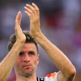 Fußballer Thomas Müller applaudiert nach einem Spiel.
