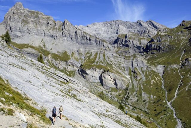 Ein paar Wanderer gehen bei Sonnenschein im Kanton Wallis, Schweiz, in Richtung der Kabinenständer «Cabane Rambert» (Archivbild)