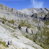 Ein paar Wanderer gehen bei Sonnenschein im Kanton Wallis, Schweiz, in Richtung der Kabinenständer «Cabane Rambert» (Archivbild)