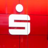 Sparkassen-Sprecher Stefan Fokken verteidigt die neuen Geschäftsbedingungen.