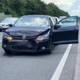 Ein Auto mit Blechschaden an der Frontschürze steht auf der A2 bei Recklinghausen.
