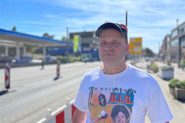 Karsten Brockhaus fährt regelmäßig den Hellweg und ist angesichts der neuen Baustelle genervt. Er überlegt, seine Schicht zu tauschen, damit er seine Frau von der Arbeit abholen kann.