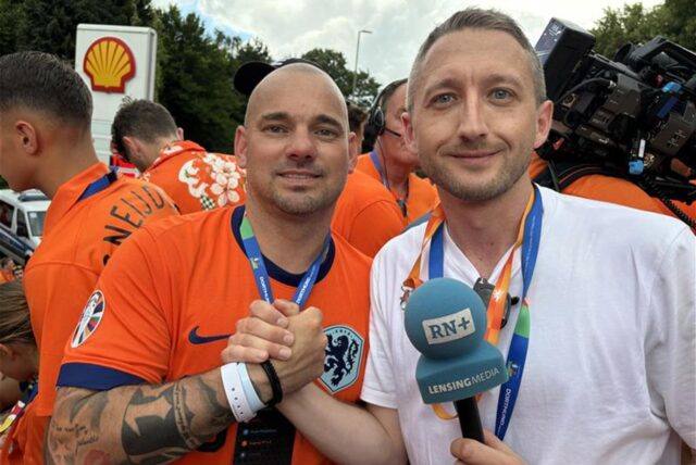 Wesley Snijder und Reporter Philipp Pohl beim Fanfest in Dortmund.