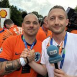 Wesley Snijder und Reporter Philipp Pohl beim Fanfest in Dortmund.