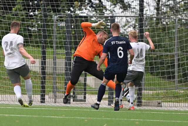 Pascal Stock (Nr. 14) scheitert hier an SG-Keeper Patrick Maßmann.