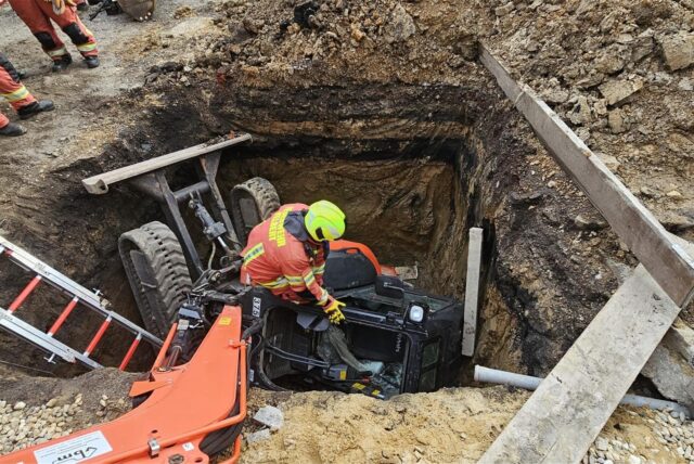 Einsatzkräfte der Feuerwehr Velbert sind bei einem verunfallten Bagger in einer Baugrube in Velbert-Langenberg im Einsatz.